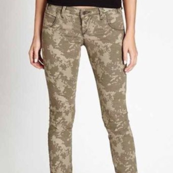 NEW GUESS Women's Skinny Camo Wash Jeans - Picture 1 of 4